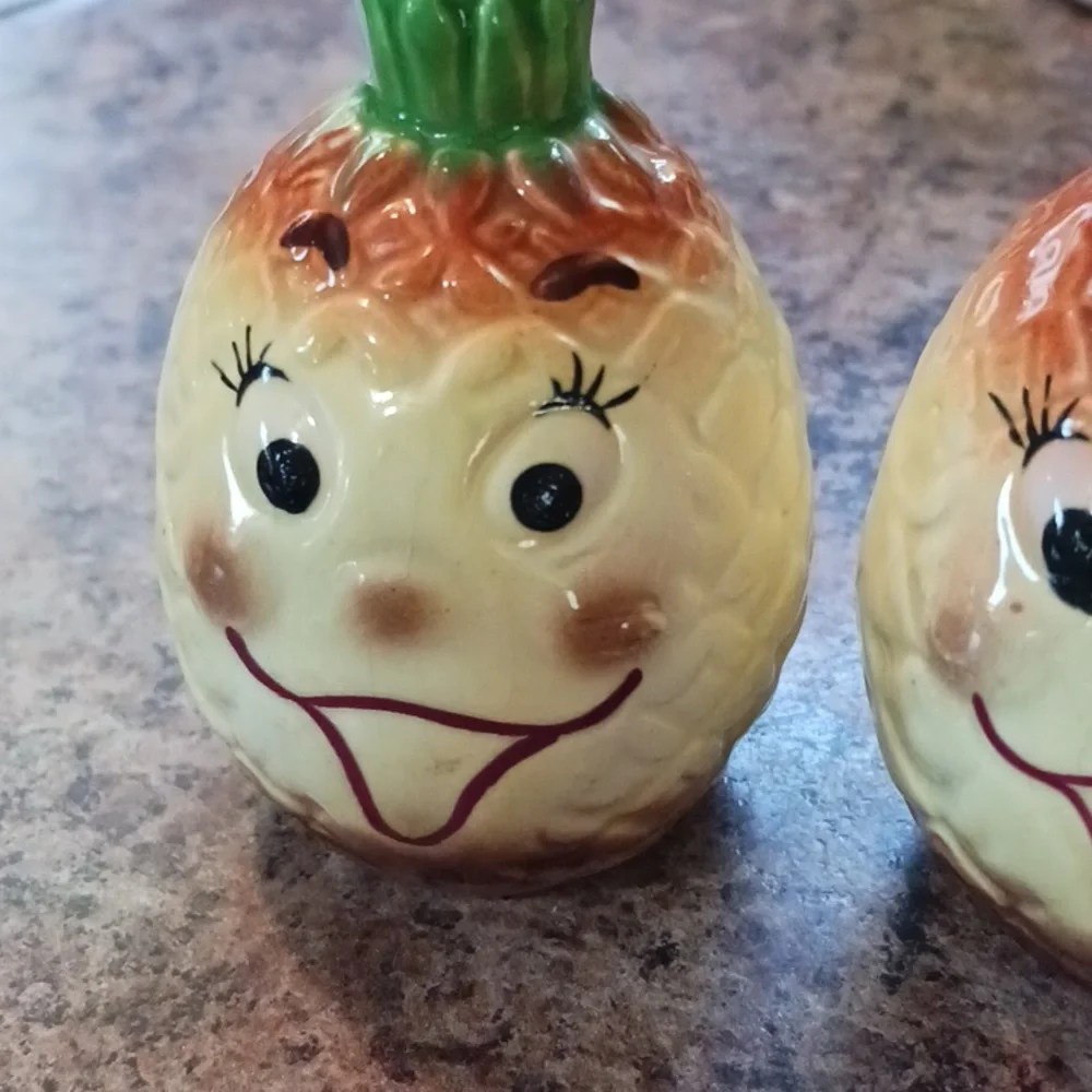 VINTAGE Smiley Pineapple Salt & Pepper Shaker Set